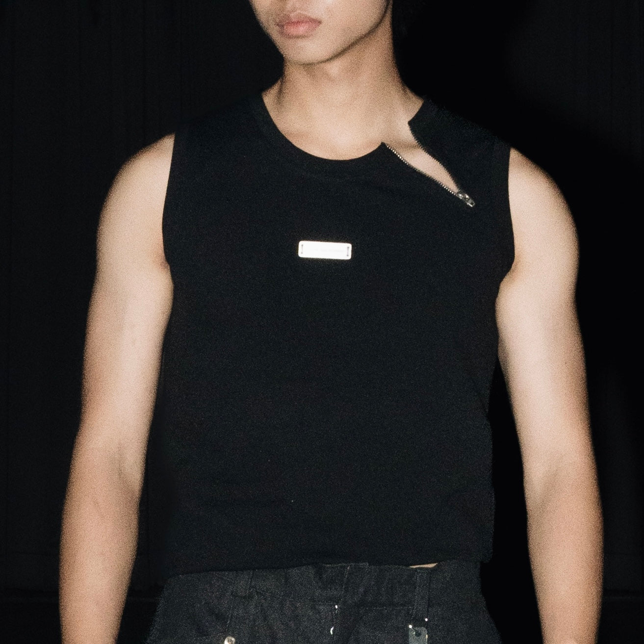 AW24 BLACK ZIPPER TANK TOP